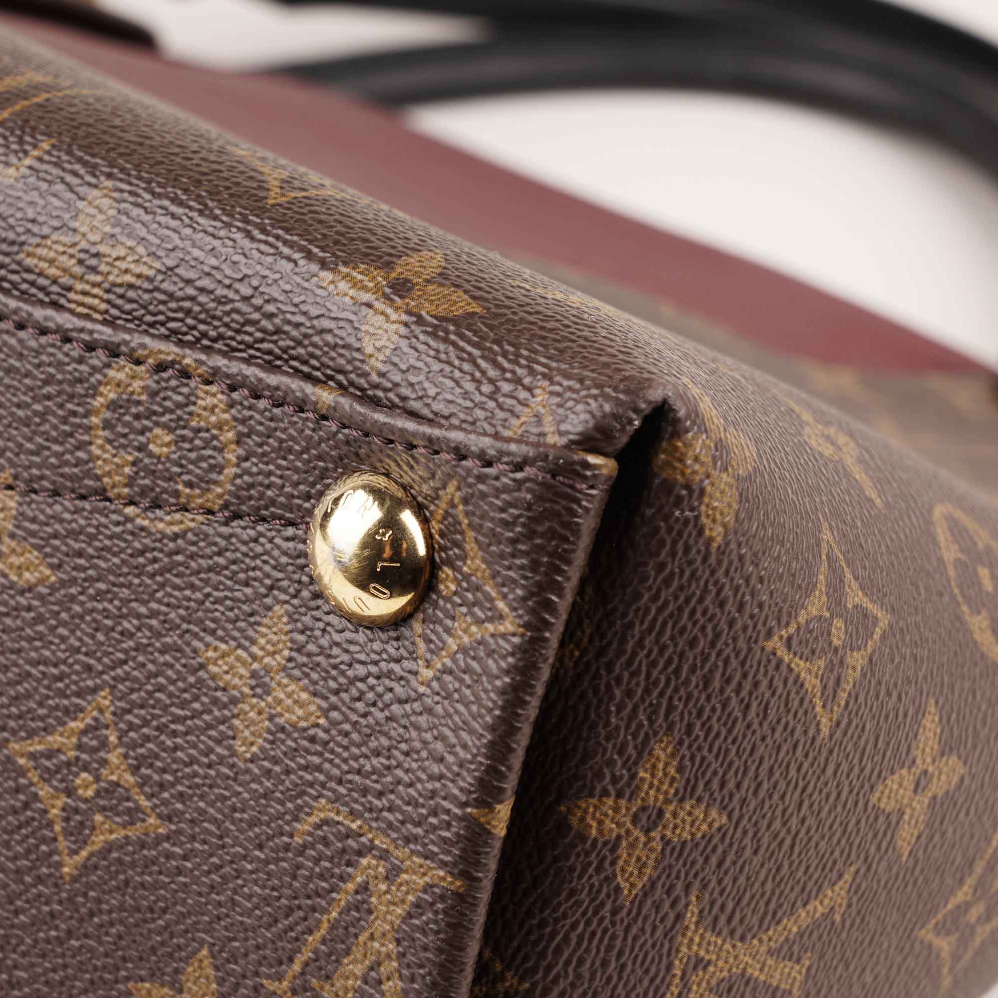 V Tote MM - LOUIS VUITTON - Affordable Luxury image