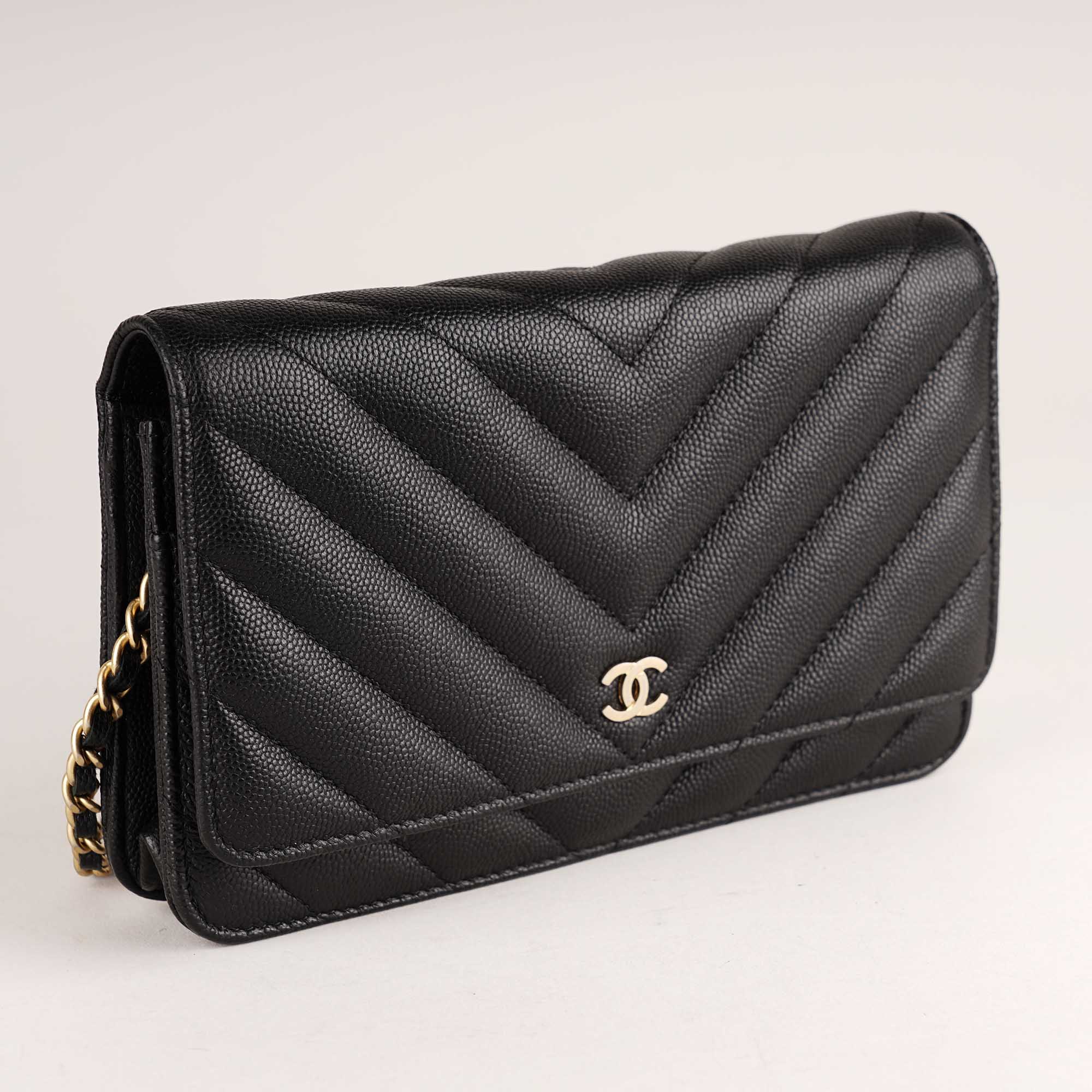 Wallet on Chain Chevron - CHANEL - Affordable Luxury image