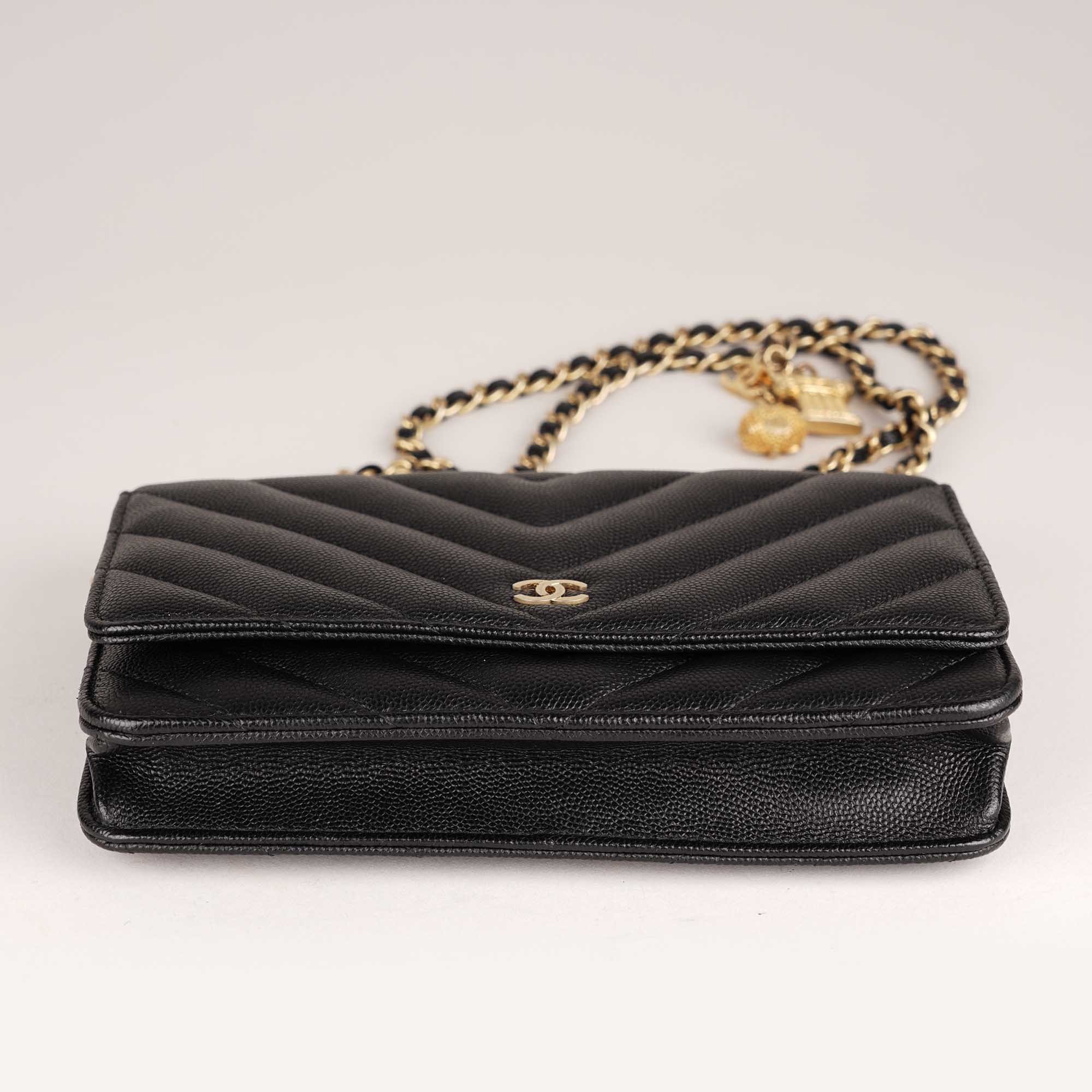 Wallet on Chain Chevron - CHANEL - Affordable Luxury image
