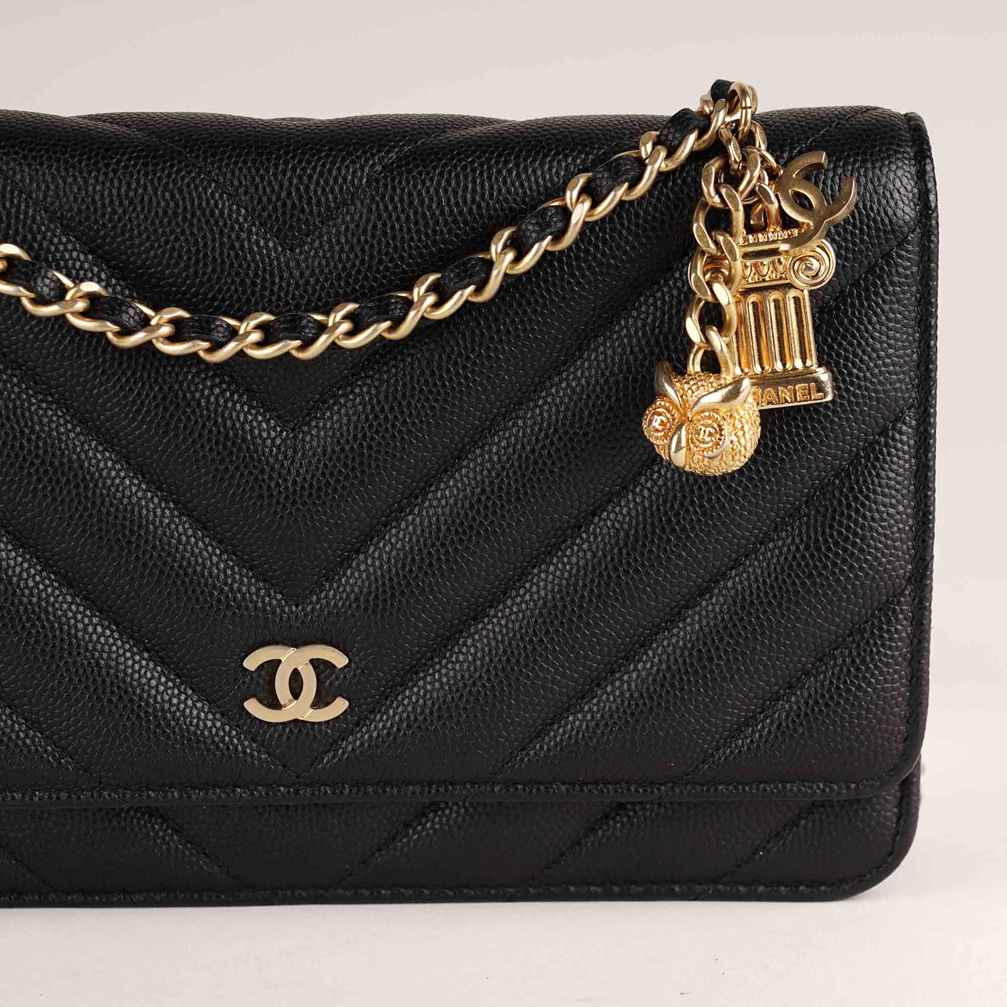 Wallet on Chain Chevron - CHANEL - Affordable Luxury image