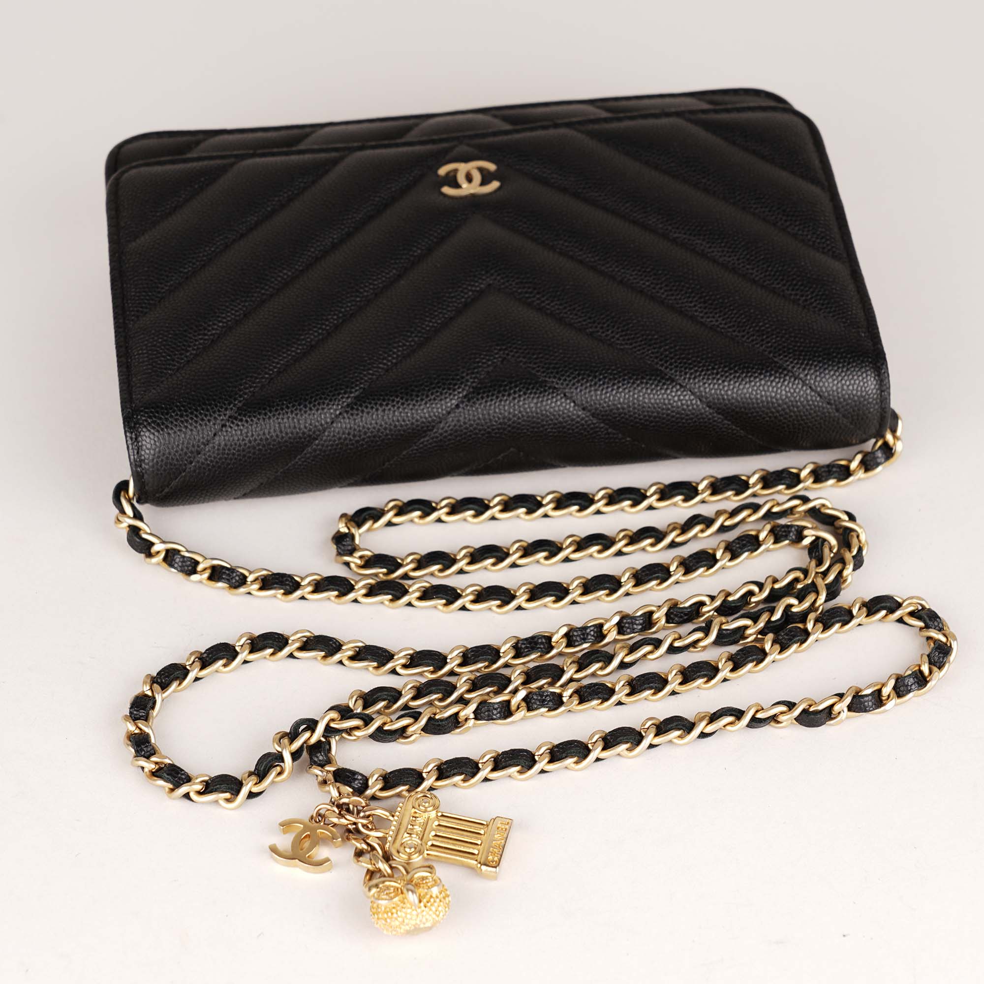 Wallet on Chain Chevron - CHANEL - Affordable Luxury image