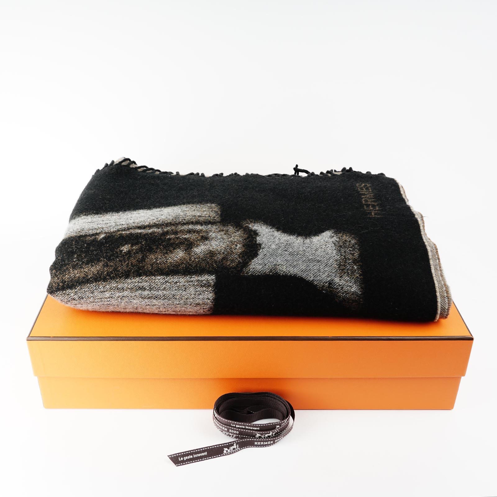 Cheval Palomino Alezan Cashmere Blanket - HERMÈS - Affordable Luxury image