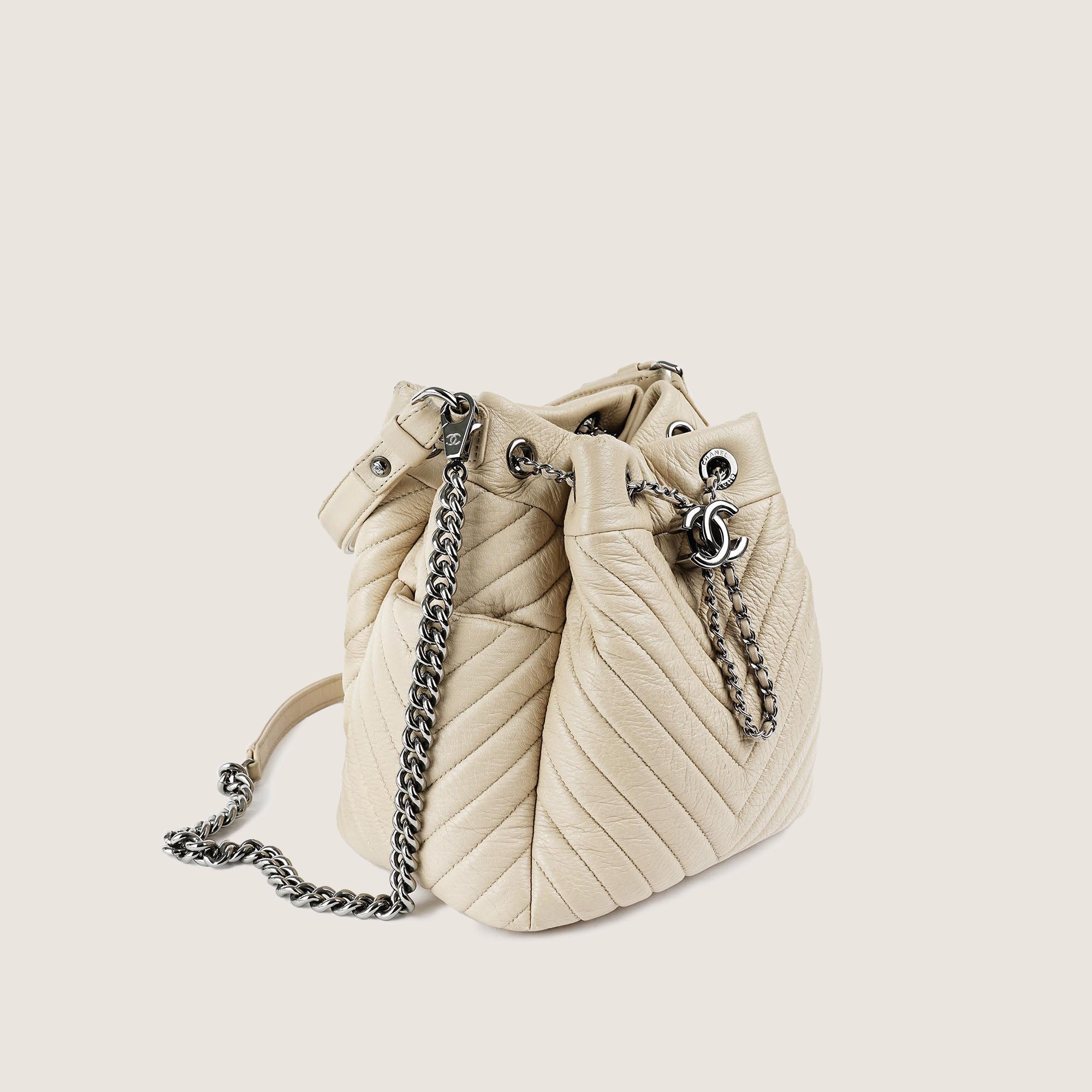 Sac Cordon Bucket Bag - CHANEL - Affordable Luxury