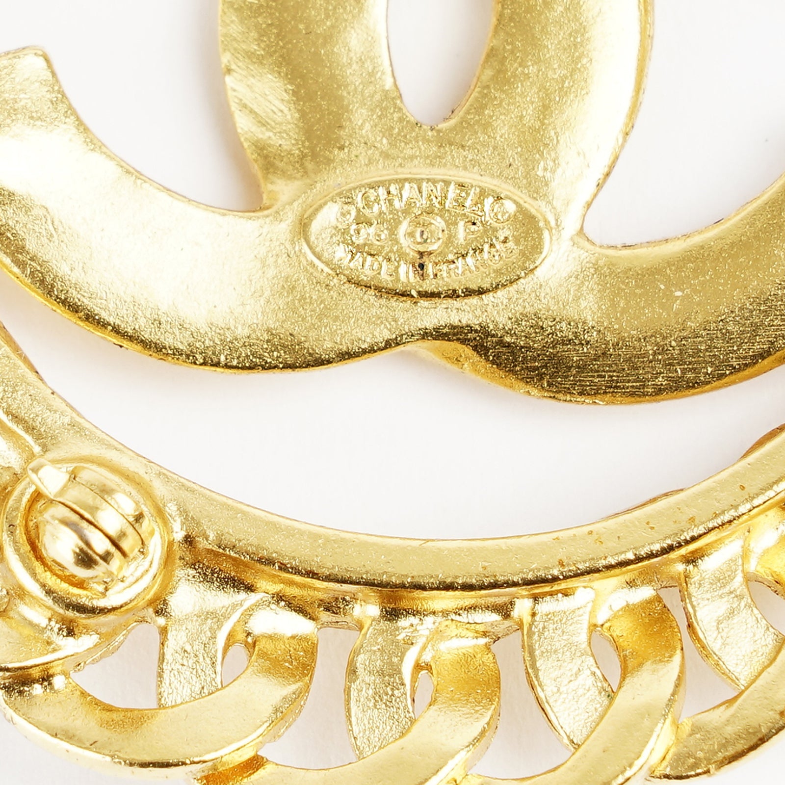 Chanel cc brooch pin online